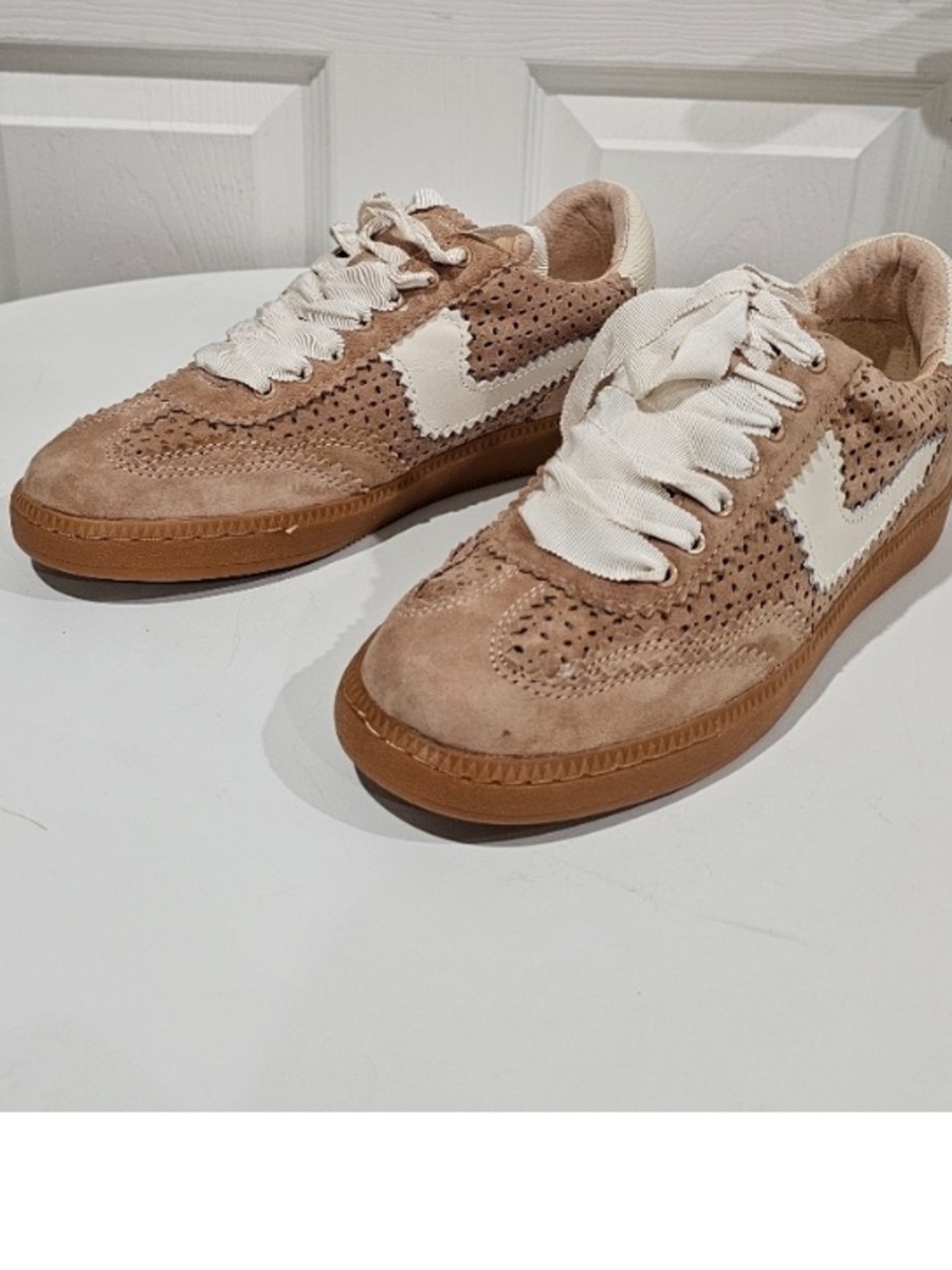 Dolce Vita Women’s Suede Perforated Lace-Up Sneakers in Beige NWT - Picture 6 of 8